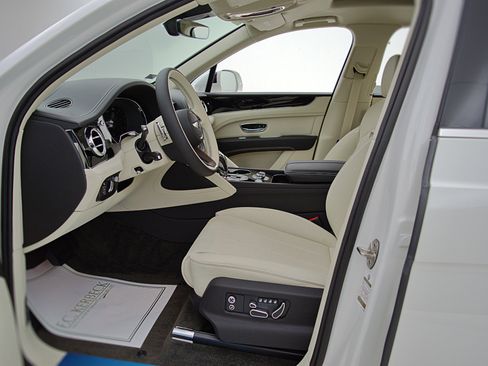 Certified 2023 Bentley Bentayga Extended Wheelbase image 38