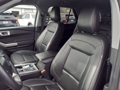 Used 2024 Ford Explorer XLT w/ Equipment Group 202A image 13