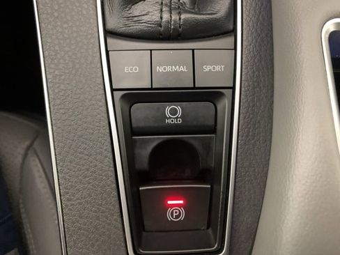 Used 2019 Toyota Avalon Limited image 27