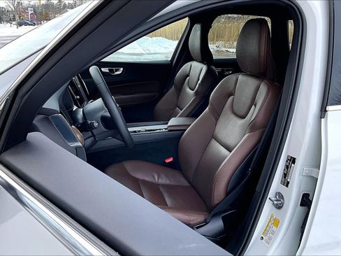 Used 2022 Volvo XC60 B5 Momentum image 8