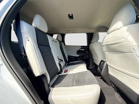 New 2025 Mitsubishi Outlander SE image 29