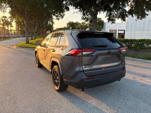 Used 2022 Toyota RAV4 LE FWD image 3