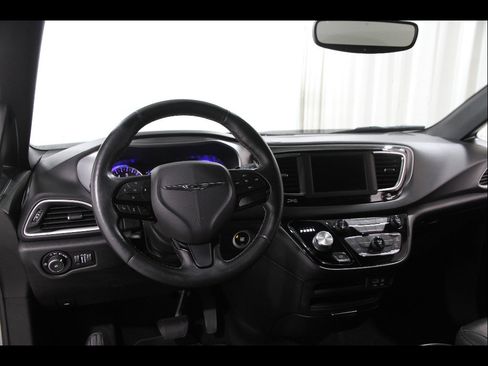 Used 2020 Chrysler Pacifica Touring-L w/ S Appearance Package FWD image 6