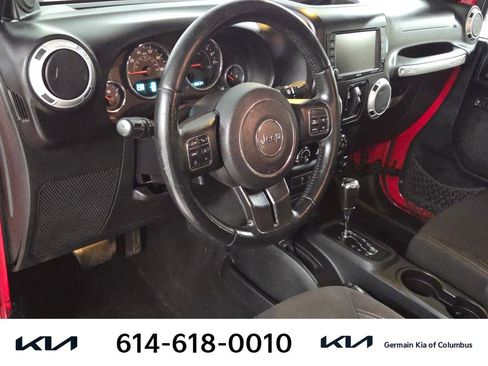 Used 2014 Jeep Wrangler Unlimited Sahara w/ Connectivity Group AWD/4WD image 18