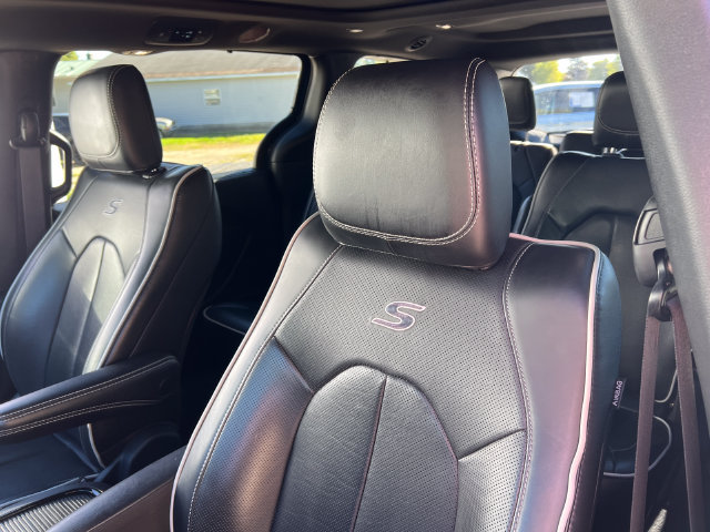Used 2025 Chrysler Pacifica Limited FWD image 15