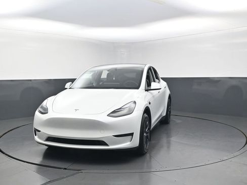 Used 2024 Tesla Model Y Long Range RWD image 4
