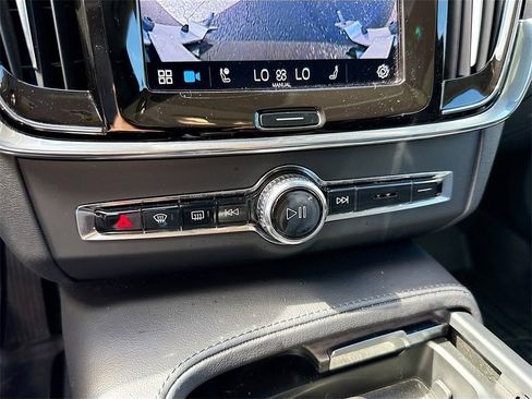 Used 2023 Volvo S90 B6 Plus image 17