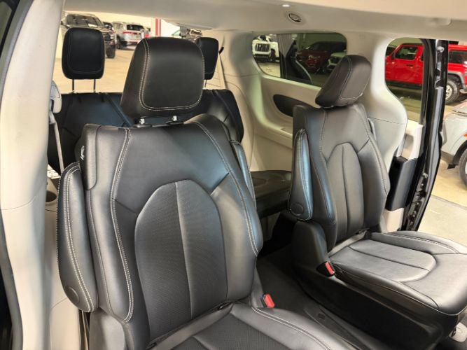 Used 2024 Chrysler Pacifica Limited FWD image 32