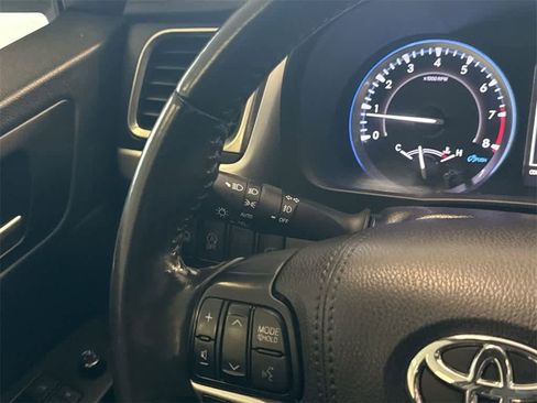 Used 2019 Toyota Highlander XLE image 29