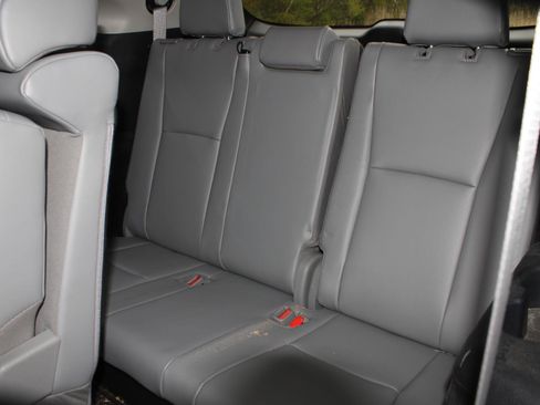 Used 2022 Toyota Highlander XLE AWD/4WD image 18