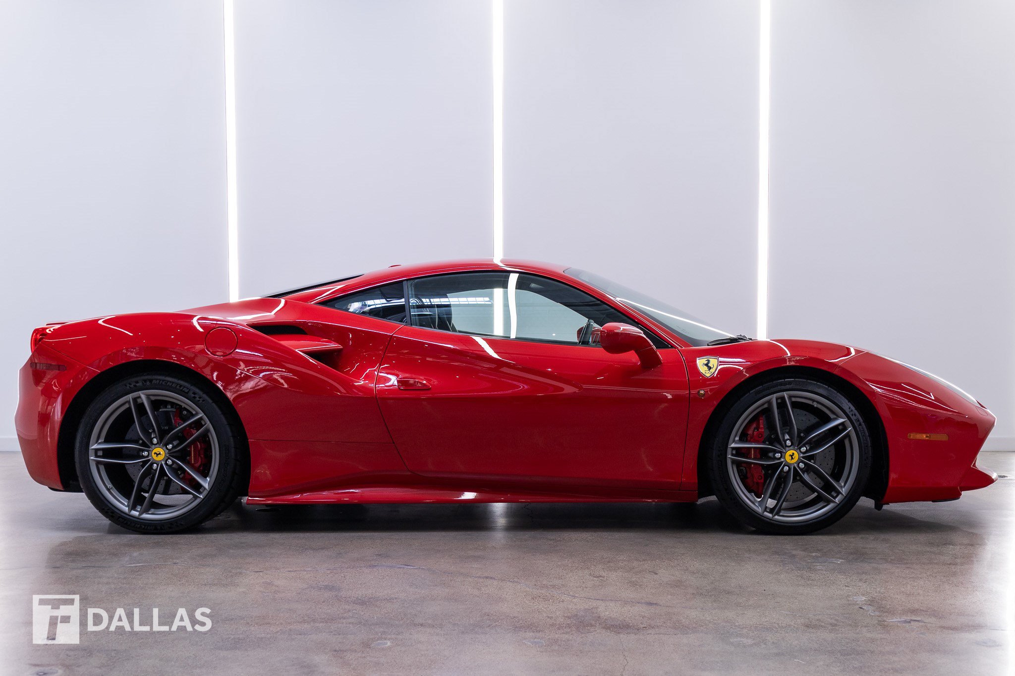 Used 2018 Ferrari 488 GTB RWD image 16