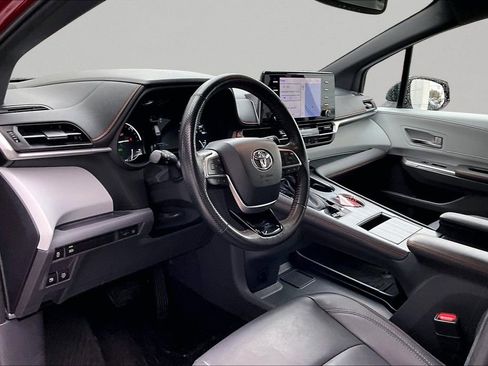 Certified 2022 Toyota Sienna XSE image 14