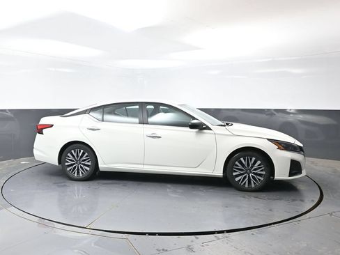 Used 2025 Nissan Altima 2.5 SV FWD image 3