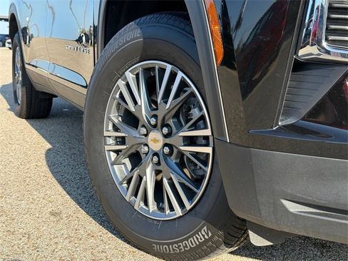 Used 2025 Chevrolet Traverse LT image 2