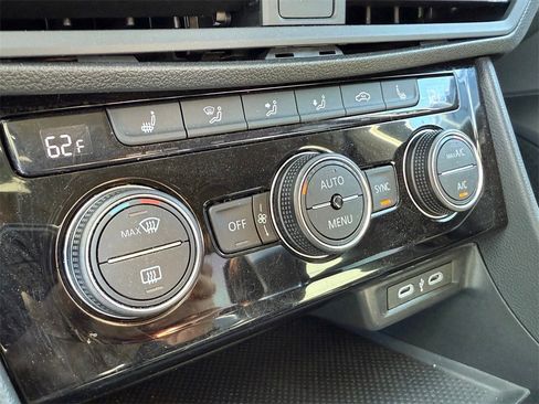 Used 2024 Volkswagen Jetta SE image 18