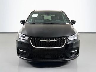 Used 2025 Chrysler Pacifica Select video 2