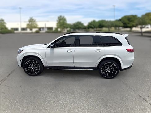 Used 2023 Mercedes-Benz GLS 580 4MATIC image 4