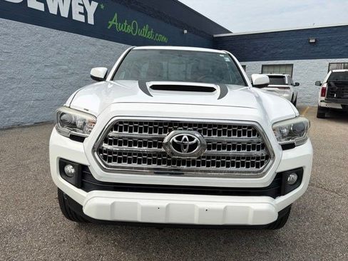 Used 2017 Toyota Tacoma TRD Sport w/ Premium & Technology Package AWD/4WD image 8
