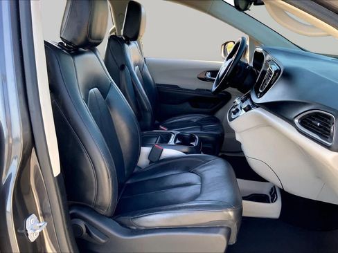 Used 2017 Chrysler Pacifica Touring-L w/ Tire & Wheel Group FWD image 9