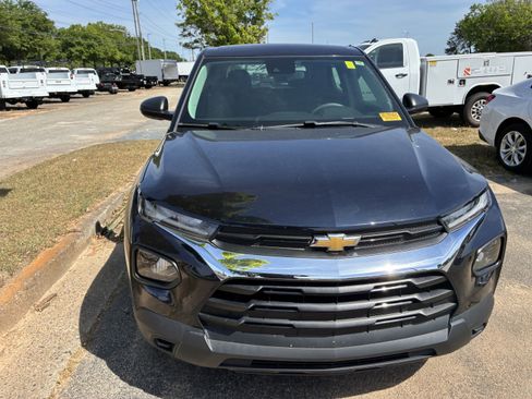 Used 2021 Chevrolet TrailBlazer LS FWD image 2