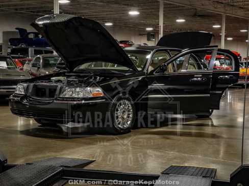 Used 2010 Lincoln Town Car Signature Limited image 61