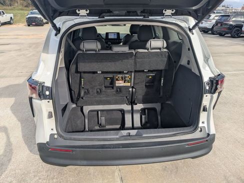Used 2023 Toyota Sienna XLE w/ XLE Plus Package image 7