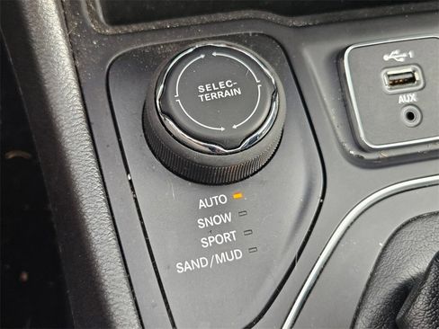 Certified 2021 Jeep Cherokee Latitude Lux w/ Sun & Sound Group image 29