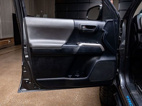 Used 2018 Toyota Tacoma SR5 AWD/4WD image 33