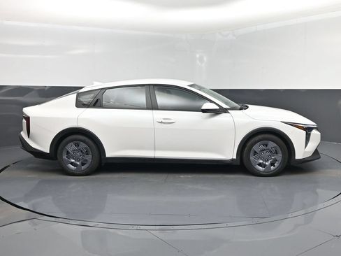 Certified 2025 Kia K4 FWD image 2