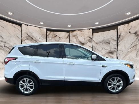 Used 2018 Ford Escape SE w/ Ford Safe & Smart Package FWD image 9