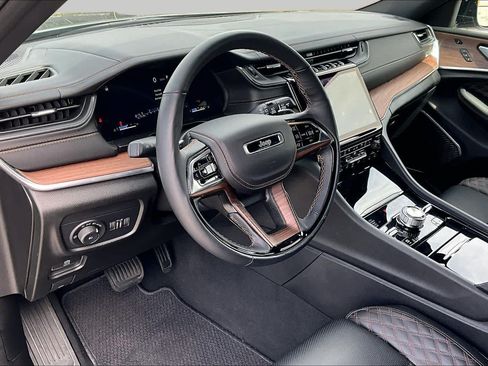 Used 2025 Jeep Grand Cherokee Summit AWD/4WD image 18