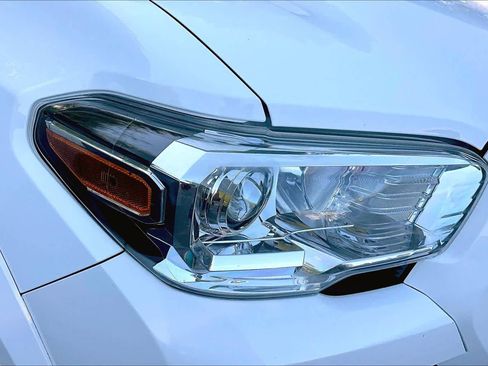 Certified 2019 Toyota Tacoma SR5 AWD/4WD image 25