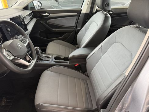 Used 2025 Volkswagen Jetta SE image 27