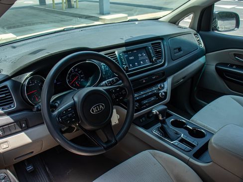 Used 2020 Kia Sedona LX FWD image 2