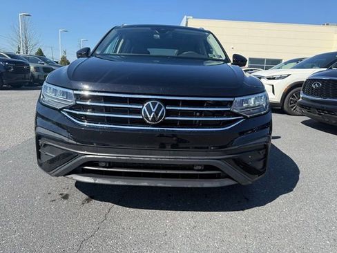 Used 2023 Volkswagen Tiguan SE w/ Panoramic Sunroof Package image 3