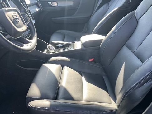 Used 2025 Volvo XC40 B5 Plus image 23
