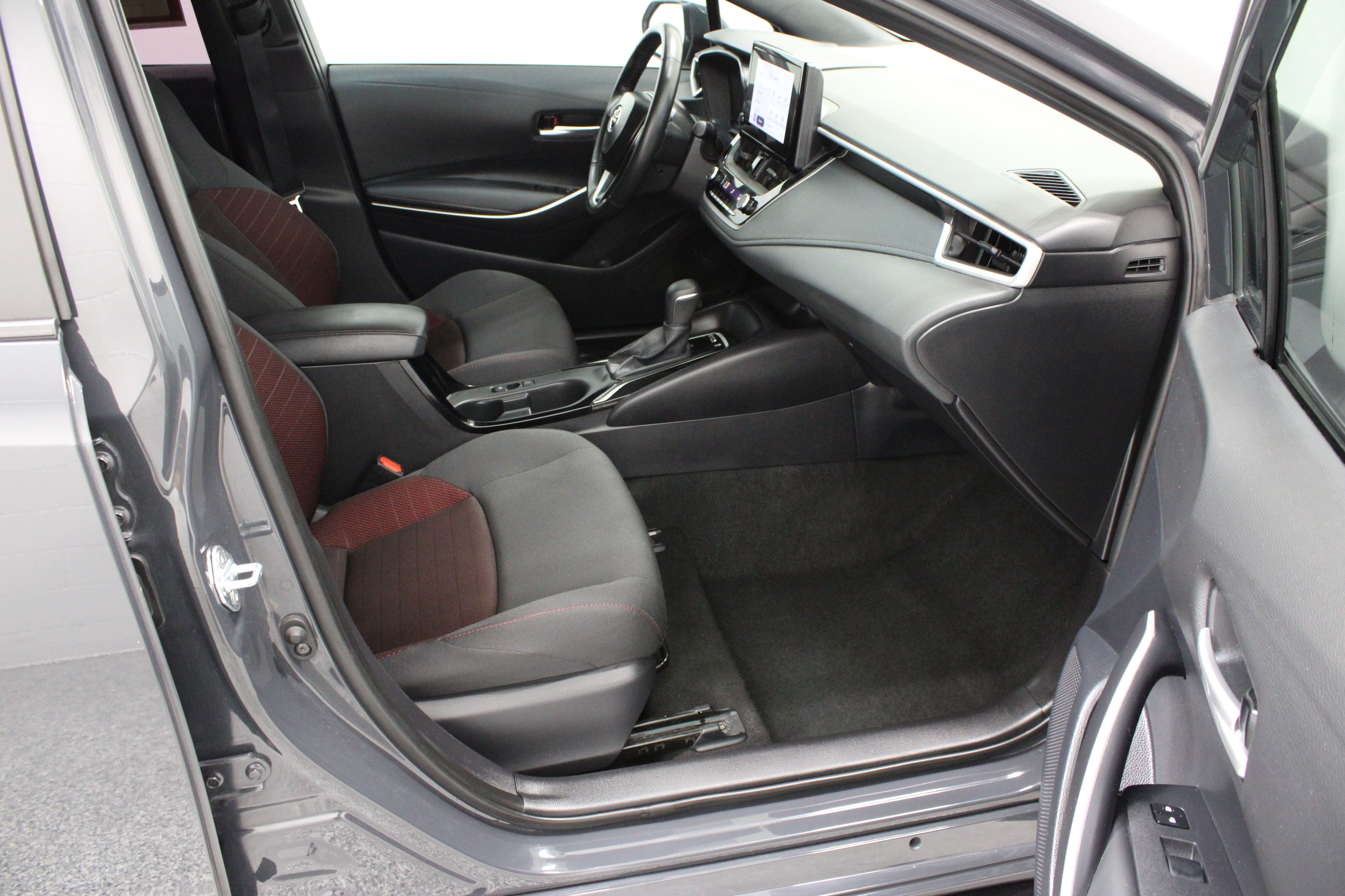 Used 2025 Toyota Corolla SE FWD image 34