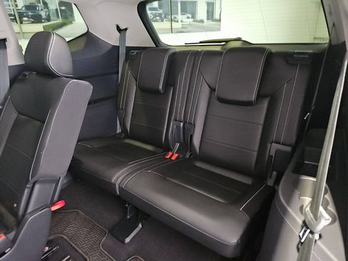 Used 2023 Volkswagen Atlas SE w/ Black Wheel Package FWD image 9