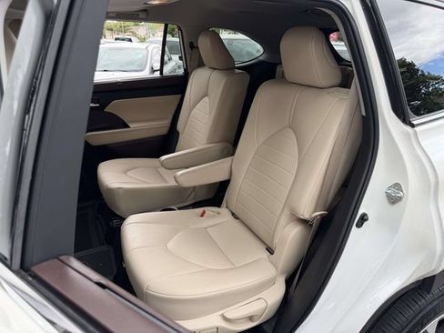 Used 2021 Toyota Highlander XLE AWD/4WD image 18