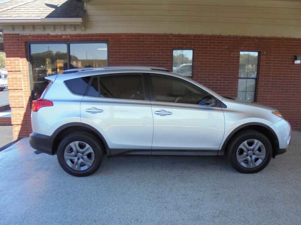 Used 2014 Toyota RAV4 LE FWD image 2