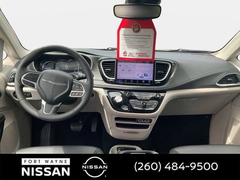 Used 2023 Chrysler Pacifica Touring-L FWD image 12