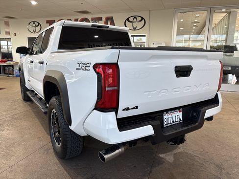 Certified 2025 Toyota Tacoma TRD Off-Road AWD/4WD image 8