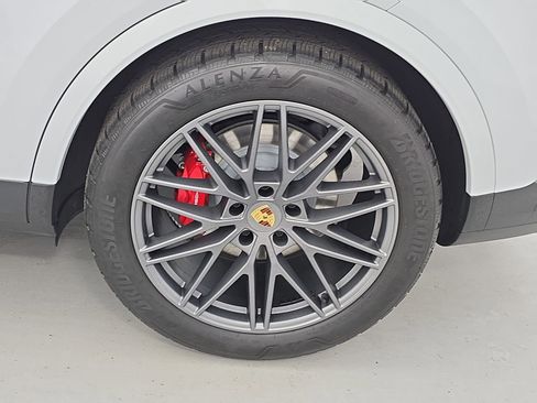 Used 2024 Porsche Cayenne S image 33