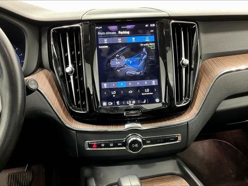 Used 2022 Volvo XC60 B5 Momentum w/ Advanced Package image 8