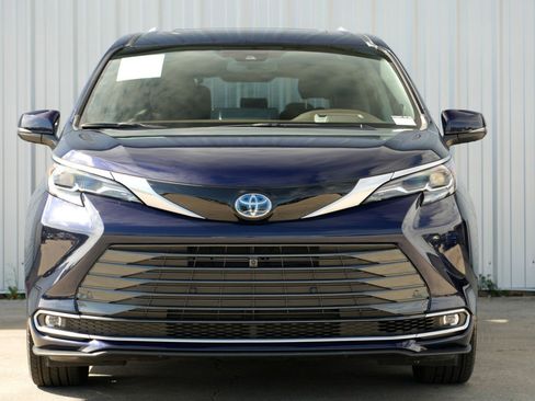 Used 2024 Toyota Sienna Platinum image 7