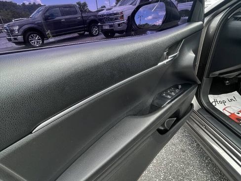 Used 2018 Toyota Camry SE w/ Moonroof Package FWD image 12
