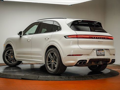 Used 2025 Porsche Cayenne image 4