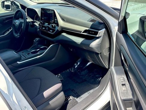 Used 2022 Toyota Highlander LE FWD image 29