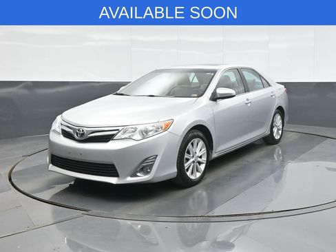 Used 2014 Toyota Camry XLE w/ Leather Package image 3