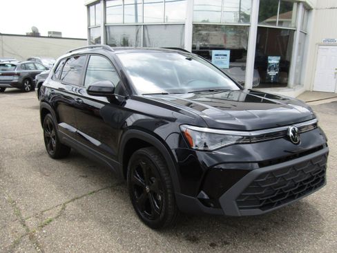 New 2025 Volkswagen Taos SE image 4